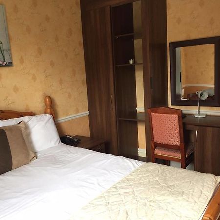 The Pines Guest Accommodation Чипенхэм Экстерьер фото