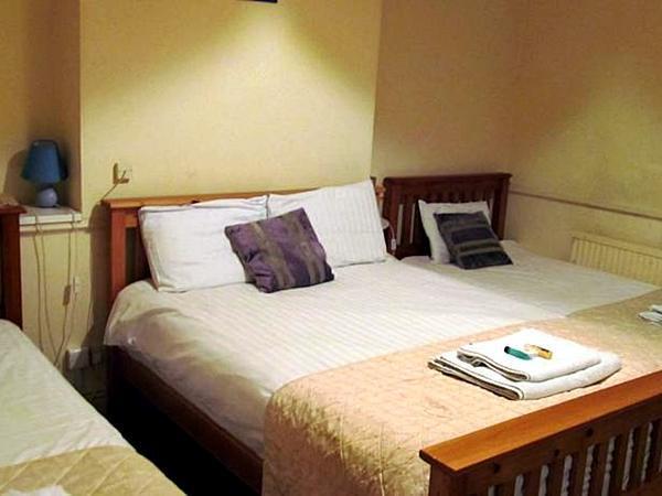 The Pines Guest Accommodation Чипенхэм Экстерьер фото